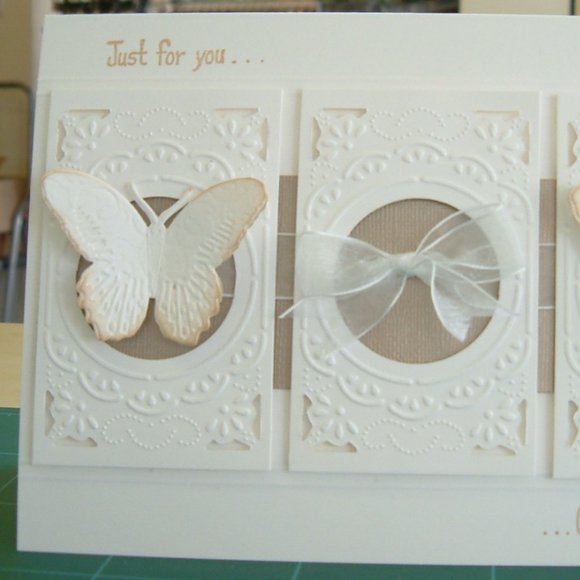 Cuttlebug 3" x 4.5” Embossing Plus CHIC CIRCLE Cut & Emboss - Picture 9 of 12